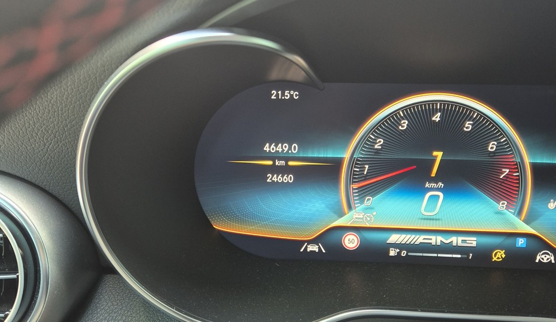 GLC 43 AMG 계기판. 총 주행거리 24,660km, 3년 보유 기준 연평균 8,220km