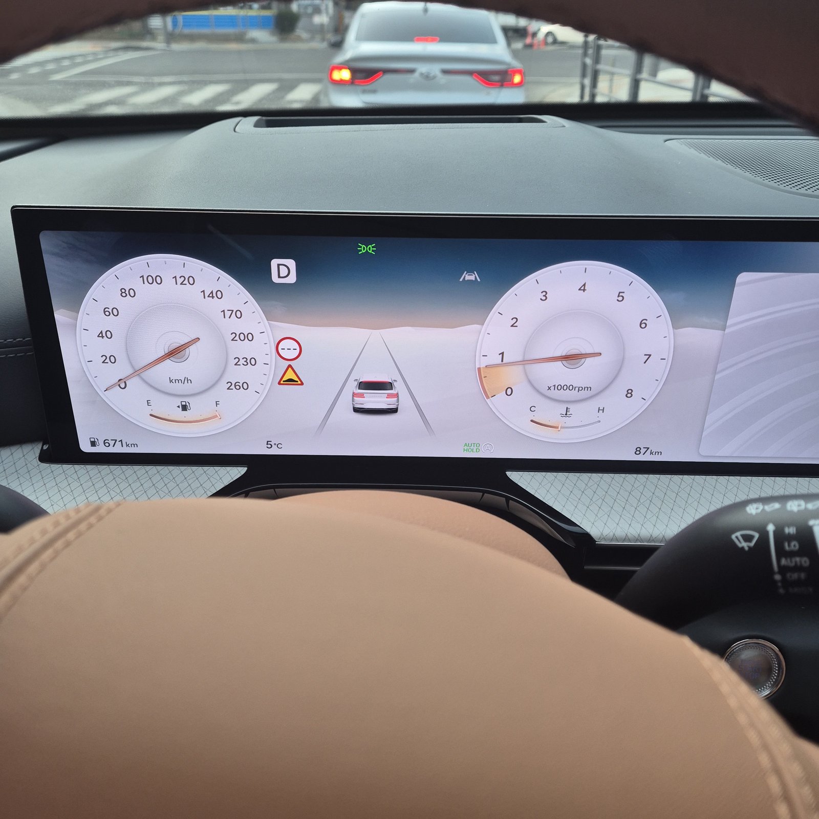제네시스 GV80 계기판. 트립 87km, 주행가능 671km, 외기 5도가 표시돼 있다.