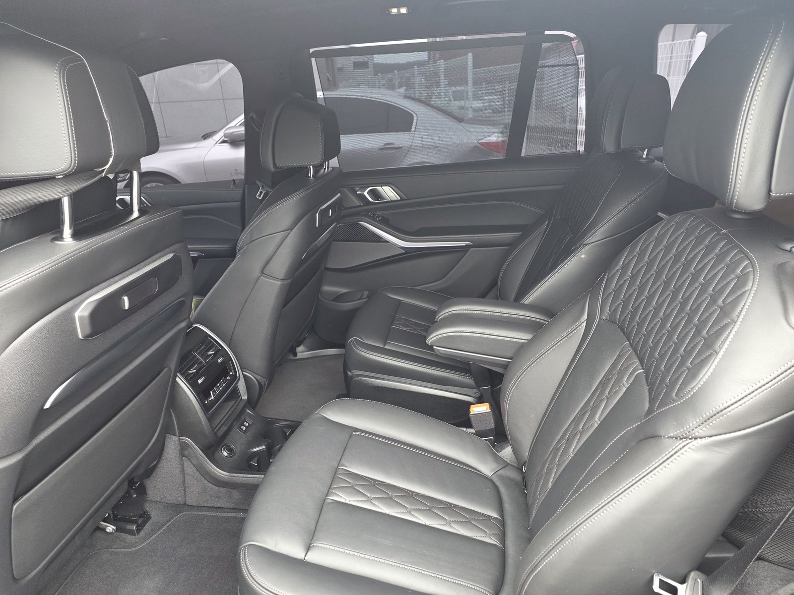 BMW X7 6인승 2열. 독립 좌석 두 개가 놓여 있다.