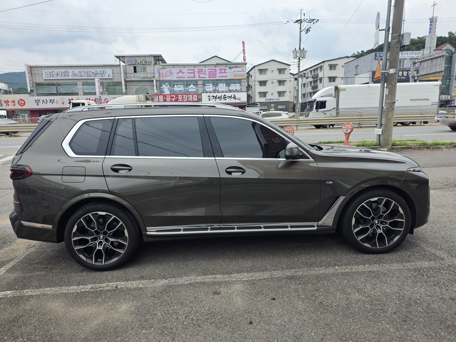 BMW X7 측면. 전장 5,180mm로 주차면 길이를 넘는다.